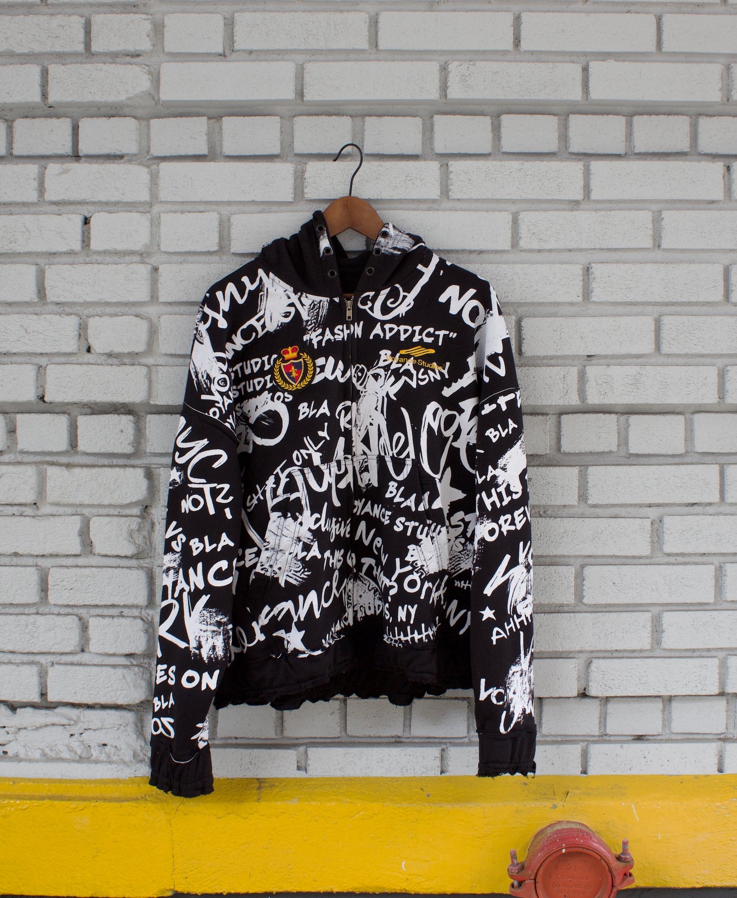 Voyance Black Graffiti Zip