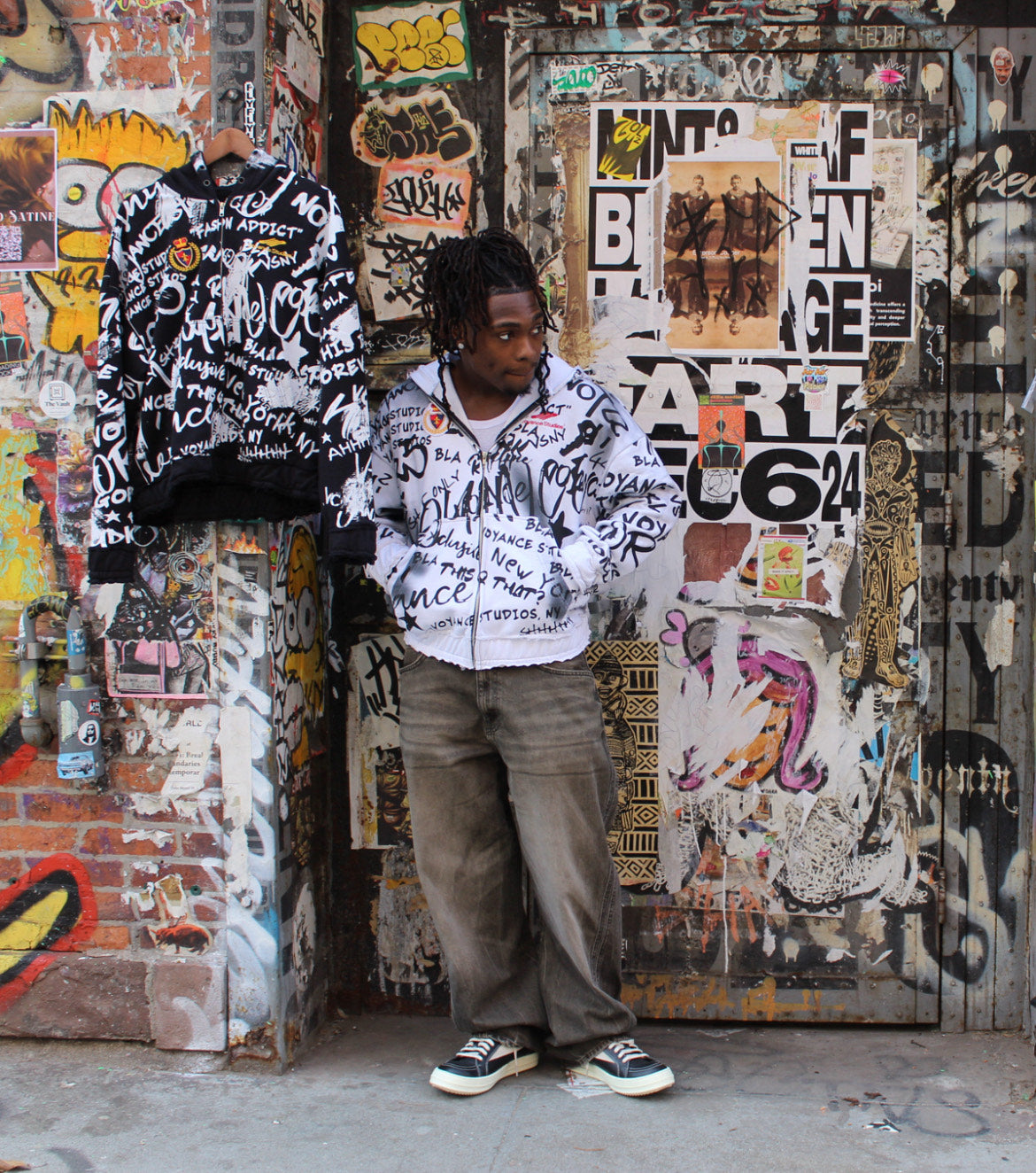 Voyance White Graffiti Zip